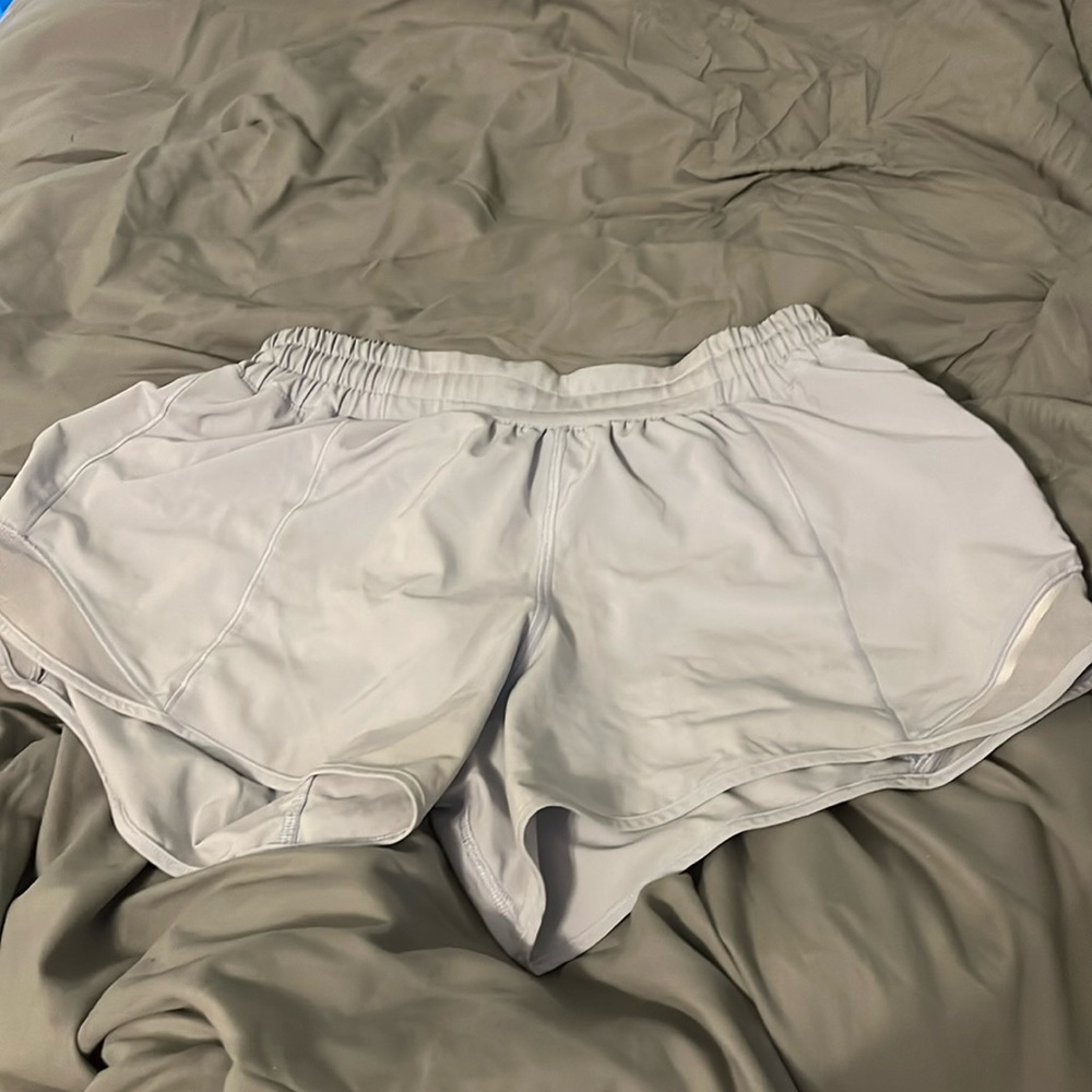 lululemon “blue linen” size 6 low rise hottie hots 4”